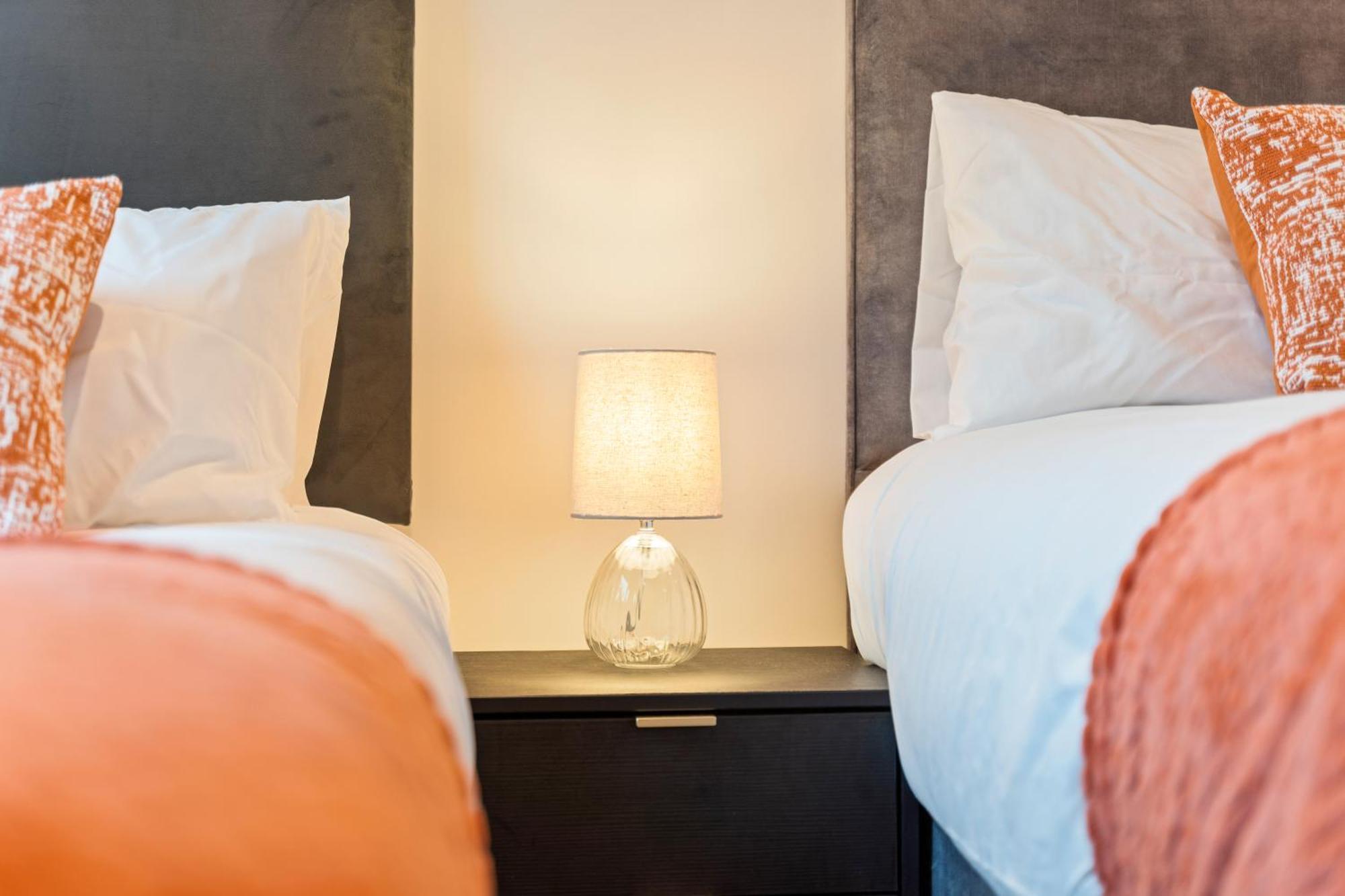 Shanti Suite - 2Bed 2Bath City Centre - Wifi - Netflix- Parking- Modern- Perfect For Family, Contractors, Leisure, Business By Shanti Nights Birmingham Luaran gambar