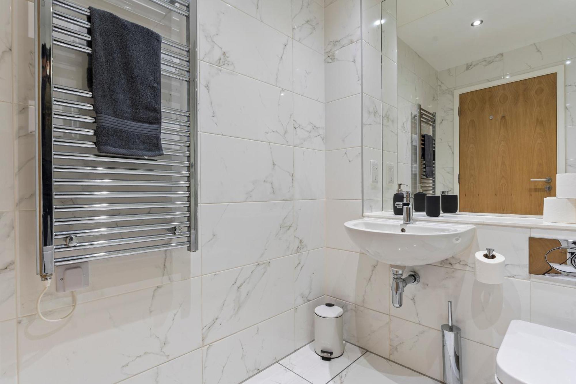 Shanti Suite - 2Bed 2Bath City Centre - Wifi - Netflix- Parking- Modern- Perfect For Family, Contractors, Leisure, Business By Shanti Nights Birmingham Luaran gambar